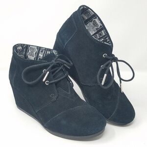 TOMS | Desert Wedge Bootie Black Suede Classic 8